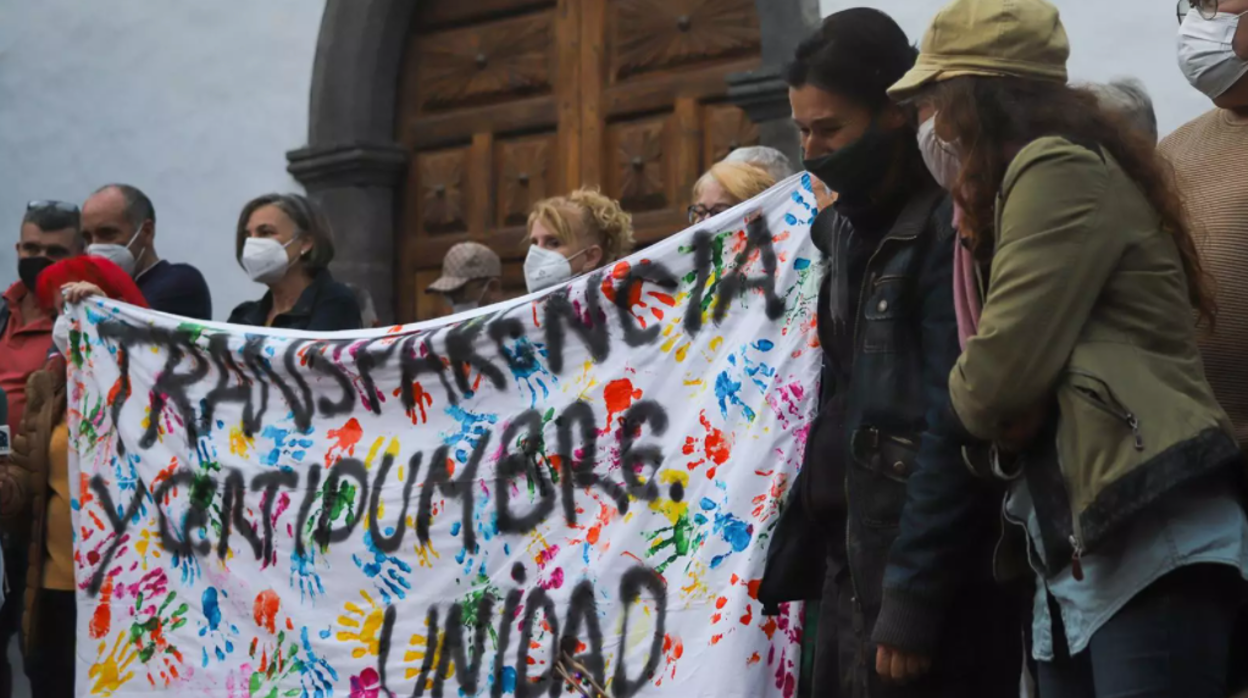 Afectados del volcán de Cumbre Vieja sostienen una pancarta en una concentración en Los Llanos