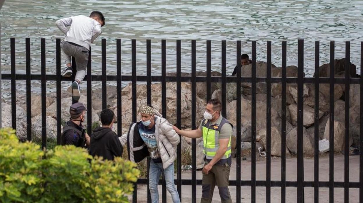 Unos menores siendo detenidos al entrar en Ceuta por la Guardia Civil