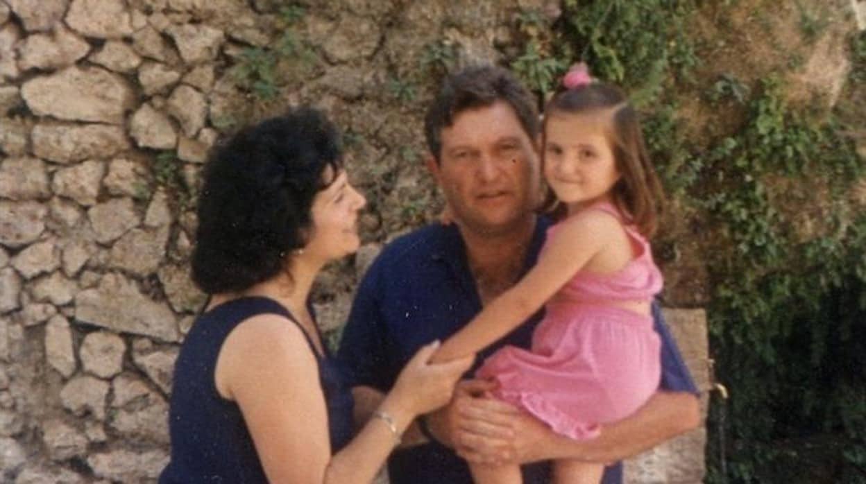 Imagen de María Rozalézn, con su padre Cristóbal y su madre Angelita