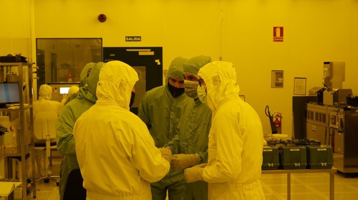 Visita de Carlos Mazón al Centro de Nanofotónica de Valencia