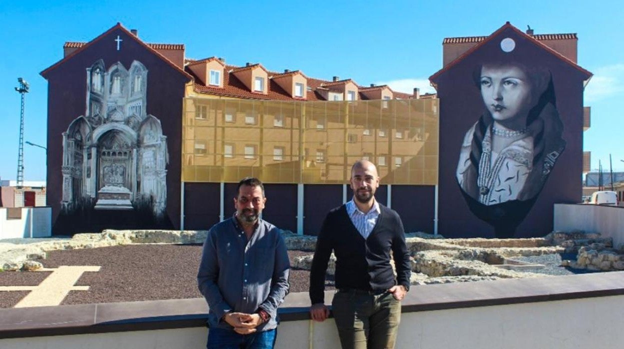 El alcalde Anastasio Arevalillo y el concejal Fernando De Miguel posan ante el mural