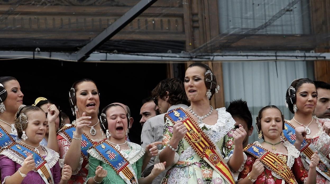 Imagen de archivo de un grupo de falleras en el balcón del Ayuntamiento de Valencia