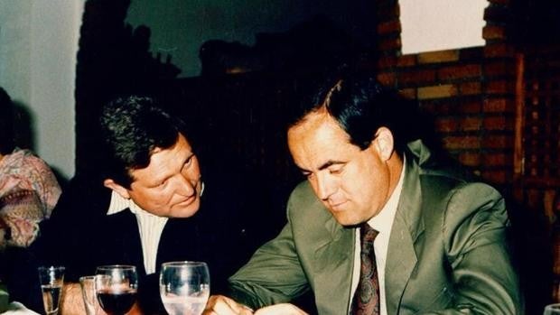 En recuerdo de Cristóbal Rozalén: 'Con la urna a cuestas'