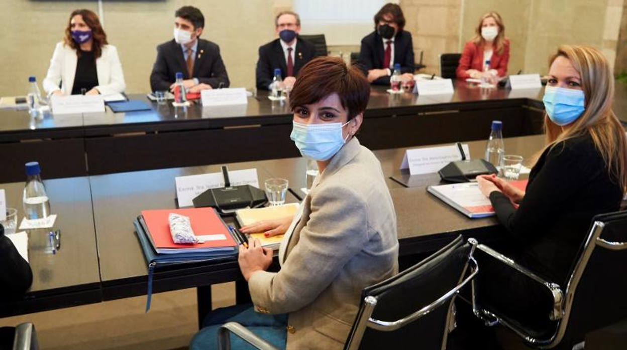 La delegación del Gobierno, en primer plano, con la ministra Rodríguez al frente, y la delegación de la Generalitat, al fondo de la imagen, hoy