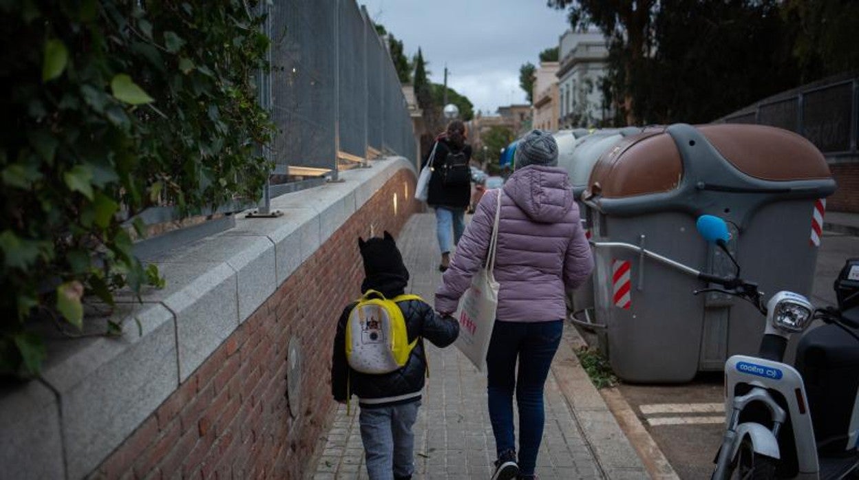 Un niño acompañado acude a colegio, en una imagen reciente en Barcelona