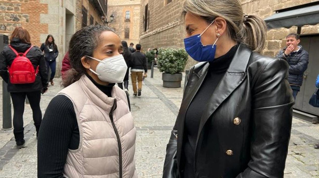 Julissa Reynoso y Milagros Tolón, en la puerta de la catedral