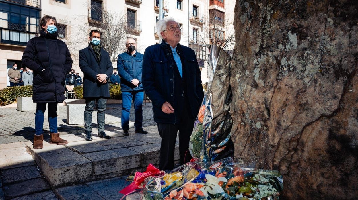 Homenaje al poeta Antonio Machado con la asistencia del presidente de la Fundación, Manuel Nuñez Encabo; el alcalde de Soria, Carlos Martínez; el diputado provincial, Enrique Rubio y el director del instituto, Miguel Ángel Delgado