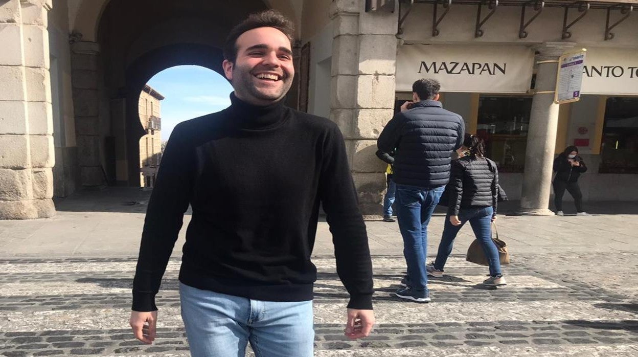 José Julián Uceta posa sonriente para ABC con el Arco de la Sangre de fondo