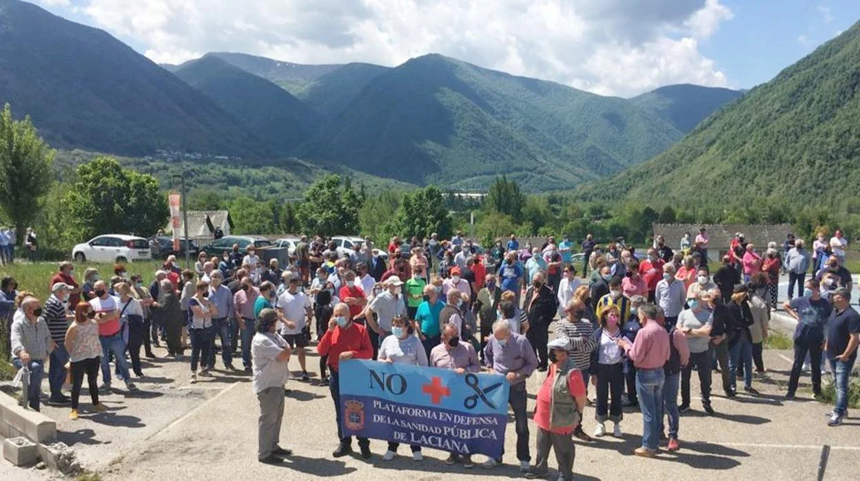 Cientos de vecinos se concentraronn en Villablino (León), para protestar contra la situación sanitaria en el valle de Laciana y organizar la marcha en defensa de la sanidad pública
