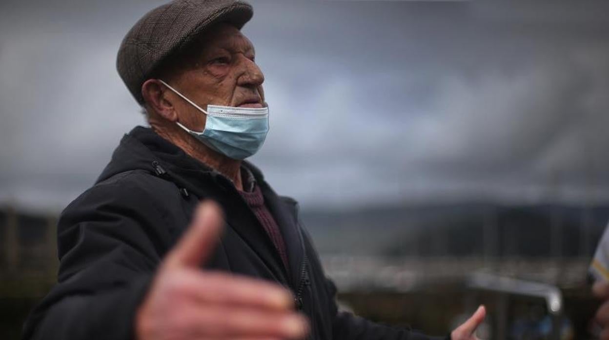 Manuel Domínguez, vecino de Marín de 89 años, pasó más de media vida embarcado