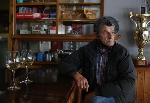 José Costa, de 74 años (40 a bordo), toma un vino blanco en un bar de Marín