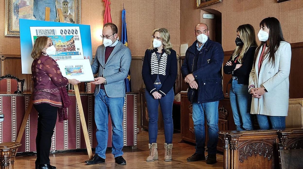 La directora de la ONCE en Salamanca, María Ángeles Ruano, y el alcalde de Ciudad Rodrigo, Marcos Iglesias Caridad, presentan el cupón de la ONCE del próximo sábado 26 de febrero que protagonizará el Carnaval del Toro de Ciudad Rodrigo (Salamanca)