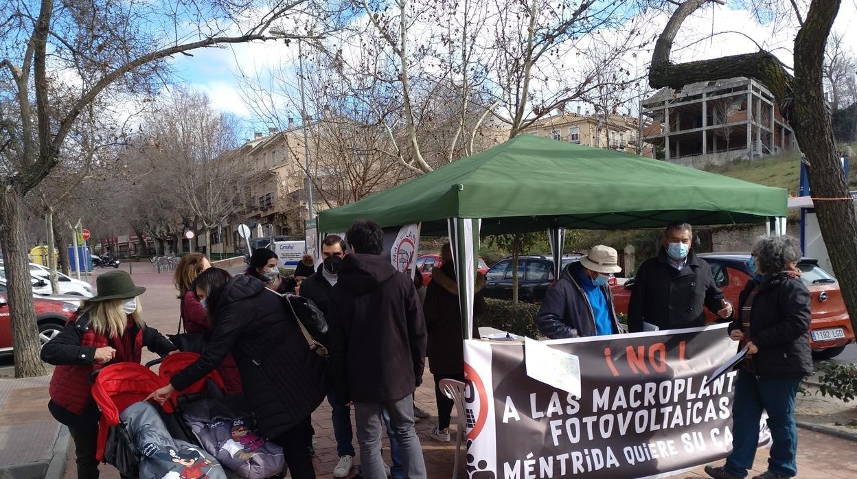 Miembros de 'Salvemos los Campos' recogiendo firmas en Méntrida