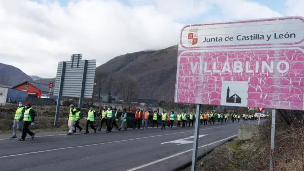 Más de 250 personas inician en Villablino una ‘marcha blanca’ «por una sanidad pública y digna»
