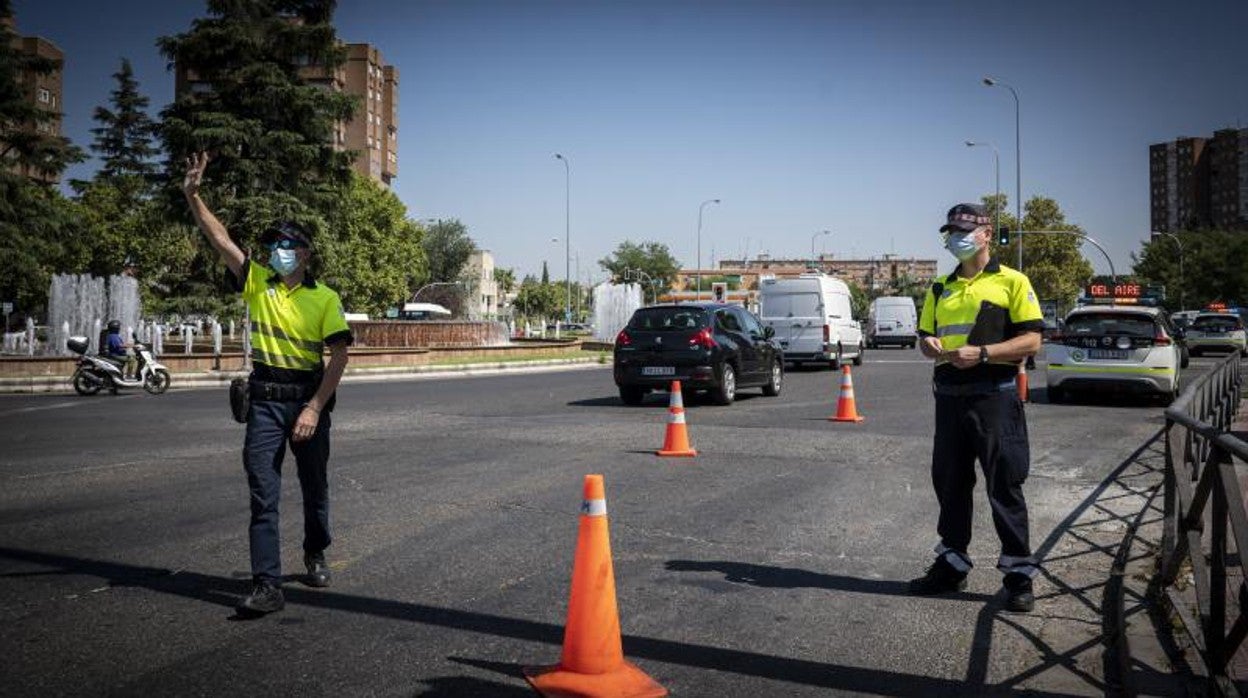 Agentes de movilidad realizan un control de calidad del aire en Plaza Elíptica