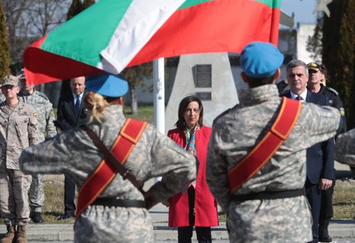 La ministra de Defensa durante su visita en Bulgaria