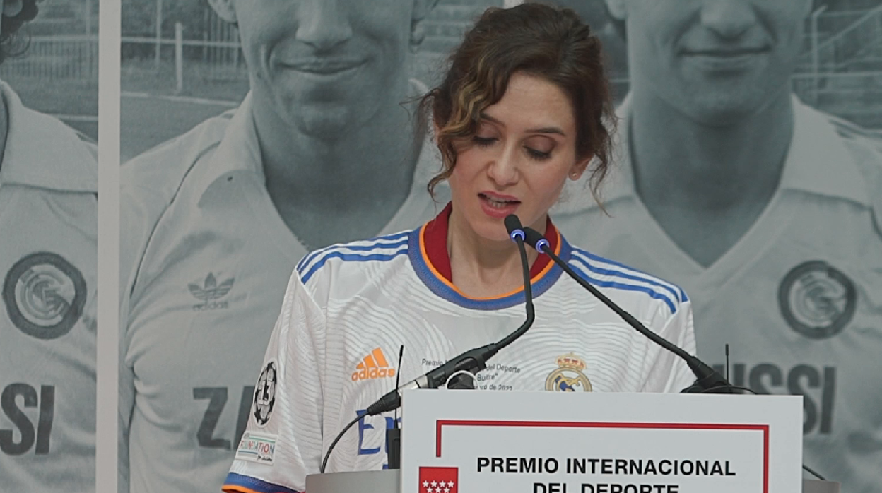 Isabel Díaz Ayuso, durante la entrega del premio a la Quinta del Buitre