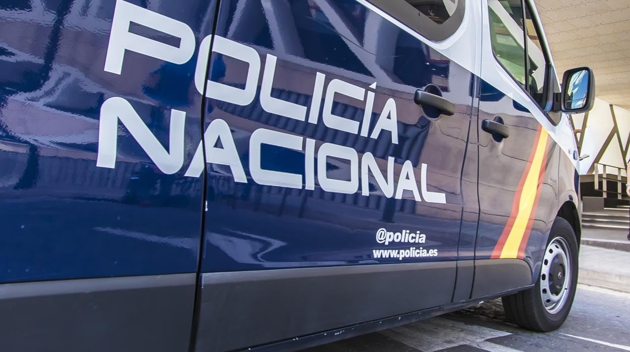 Detenido por golpear con un hacha la puerta de un salón de apuestas y causar pánico en su interior