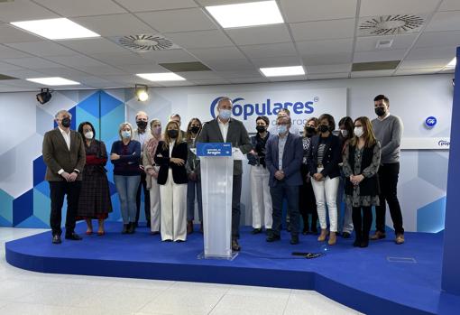 Azcón, arropado por los miembros del comité De Dirección del PP aragonés, que ha exigido en bloque la marcha de Casado