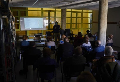 El taller para usar el 'smartphone', en el centro de mayores de Moratalaz