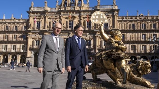 Salamanca se suma al año nuevo chino con un tigre que «ruge al viento» en plena Plaza Mayor