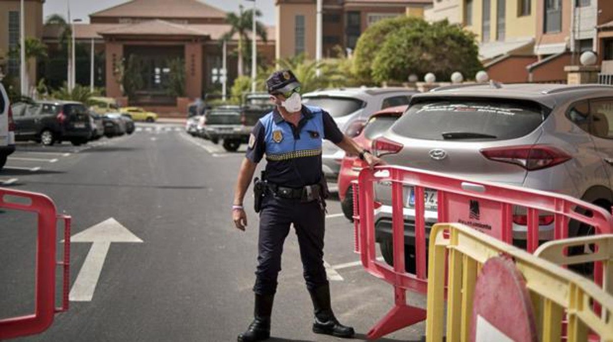 Un agente de la Policía Local en el primer control de seguridad del hotel