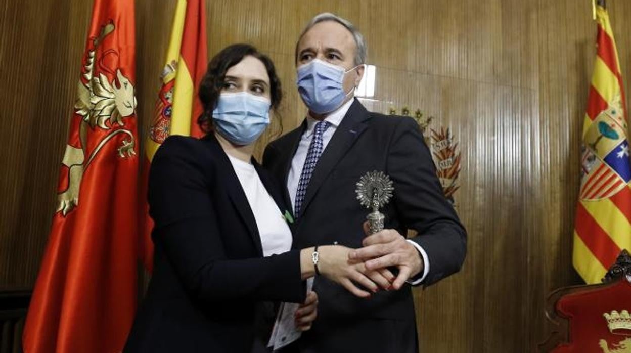 El líder del PP aragonés y alcalde de Zaragoza, Jorge Azcón, portando una imagen de la Virgen del Pilar junto a Isabel Díaz Ayuso, en una fotografía de archivo