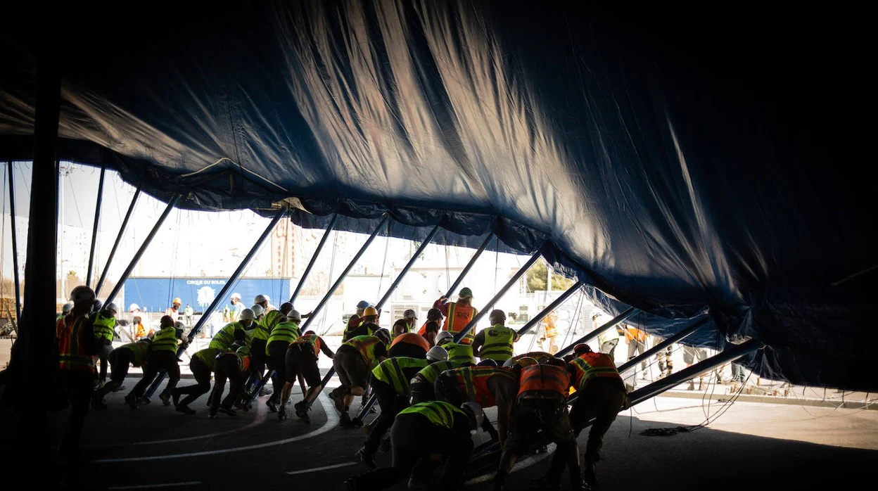 Operarios levantan la carpa del Circo del Sol en Hospitalet de Llobregat