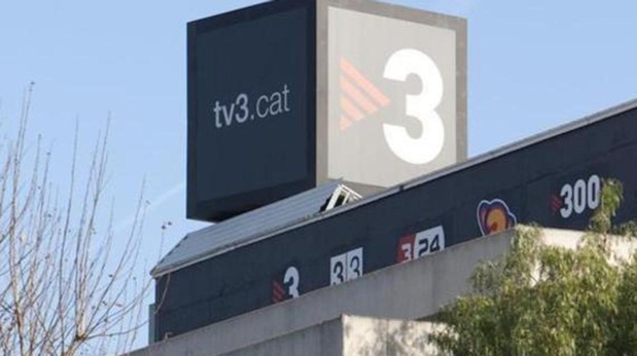 Logo e imagen corporativa de TV3 en los estudios de la televisión pública de la Generalitat