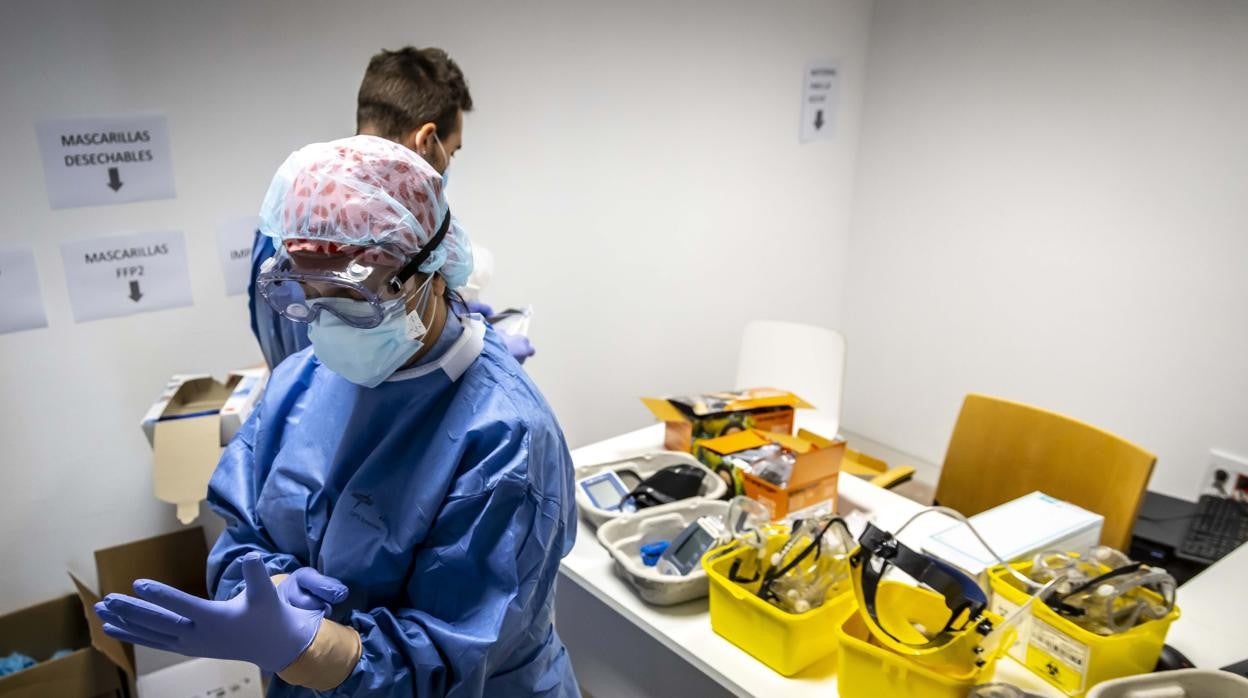 Imagen de archivo de sanitarios protegiéndose contra el coronavirus durante la primera ola de la pandemia