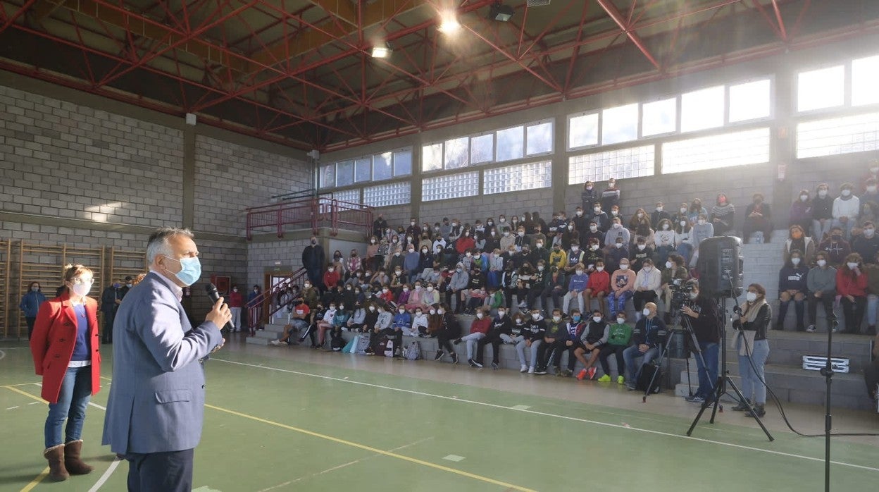 Ángel Víctor Torres en una visita a un centro educativo de La Palma