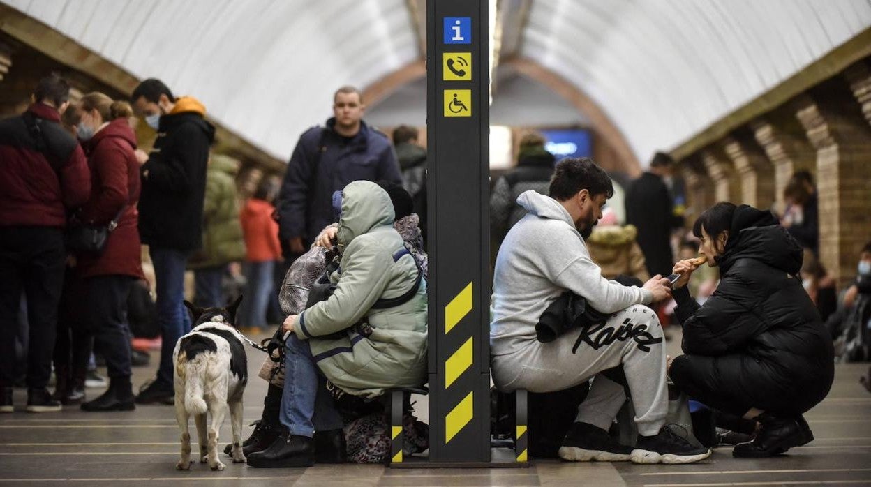 Ciudadanos ucranianos se refugian en la estación de metro de Kiev; tras la alarma de las sirenas antiaéreas