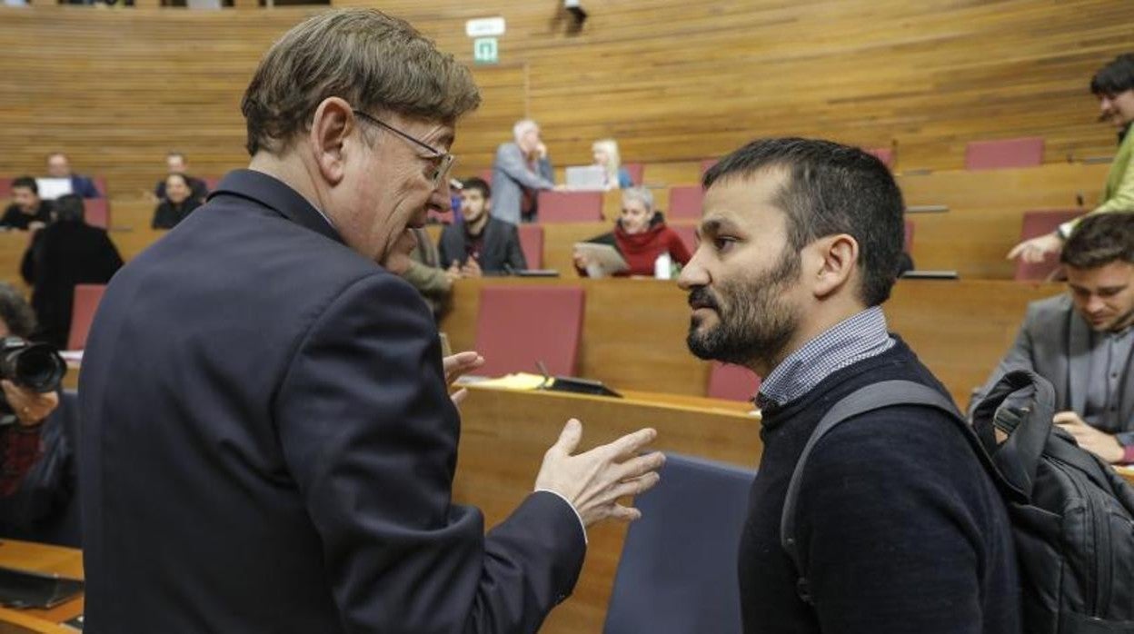 Vicent Marzà dialoga con Ximo Puig en Las Cortes