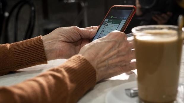 Cuatro detenidos en Alicante por estafar 23.000 euros a una persona enviándole sms falsos de su banco