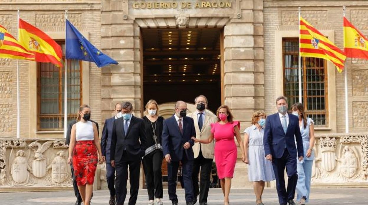 Foto de familia del actual Gobierno de Aragón, que el socialista Javier Lambán (en el centor) comparte con Podemos, los soberanistas de la Chunta y el PAR