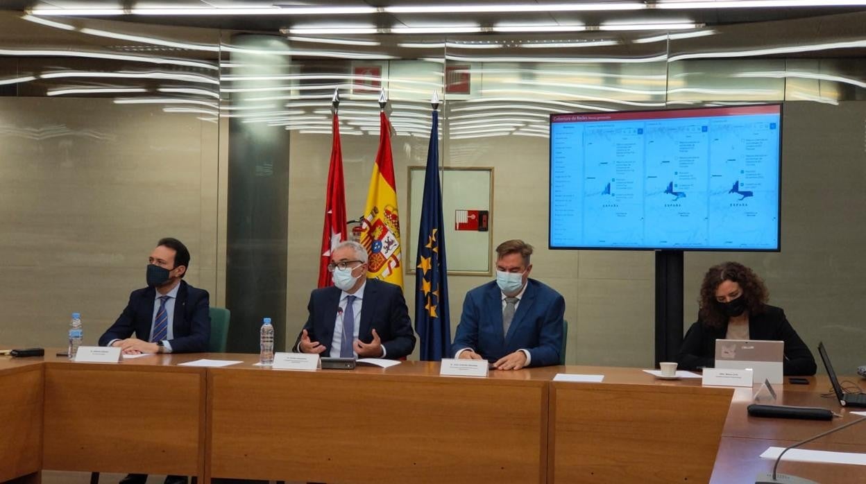 El consejero de Digitalización, Carlos Izquierdo, y su equipo, en la presentación de los mapas de conectividad