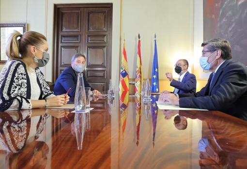 De izquierda a derecha, los consejeros Maru Díaz (Podemos) y José Luis Soro (Chunta), el presidente Lambán (PSOE) y el vicepresidente Arturo Aliaga (PAR)