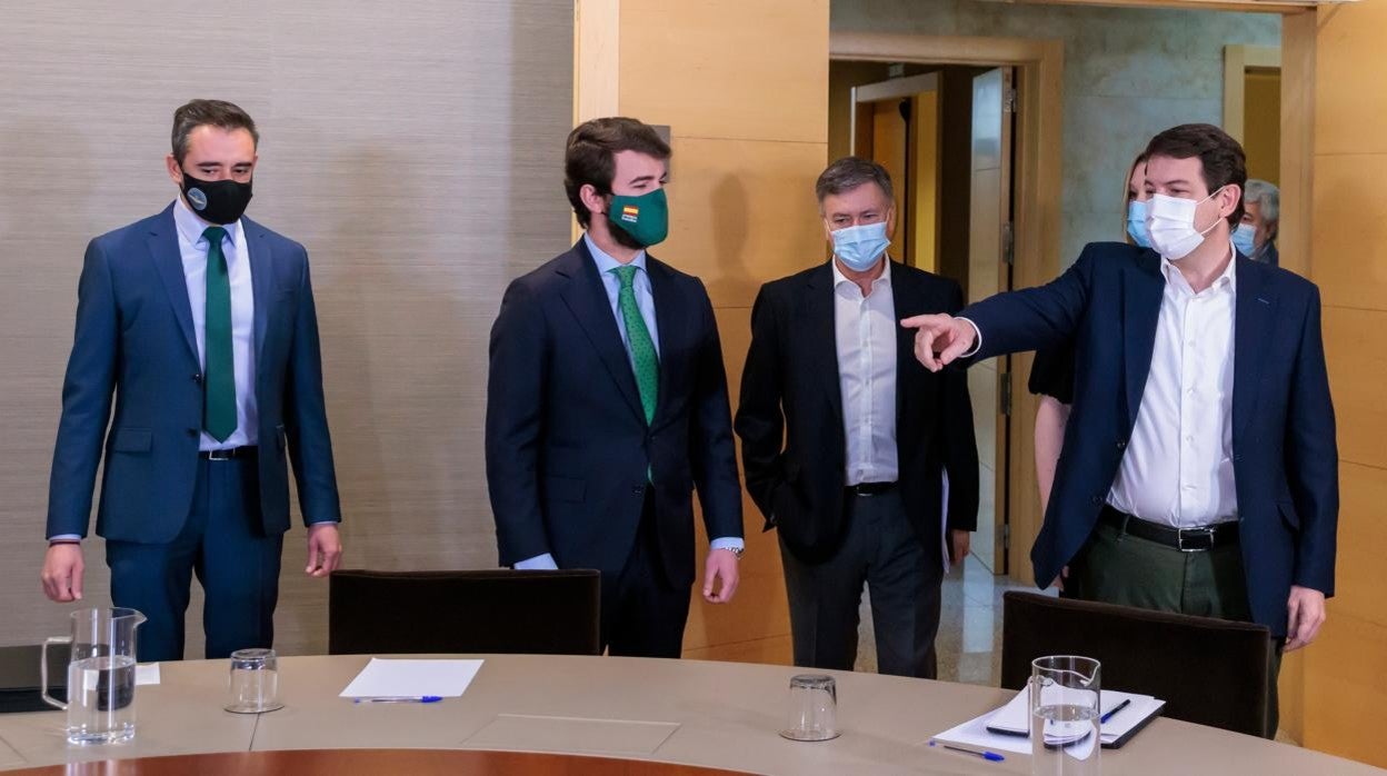 García-Gallardo y Mañueco, con los miembros de sus respectivos equipos, ayer antes de comenzar la reunión