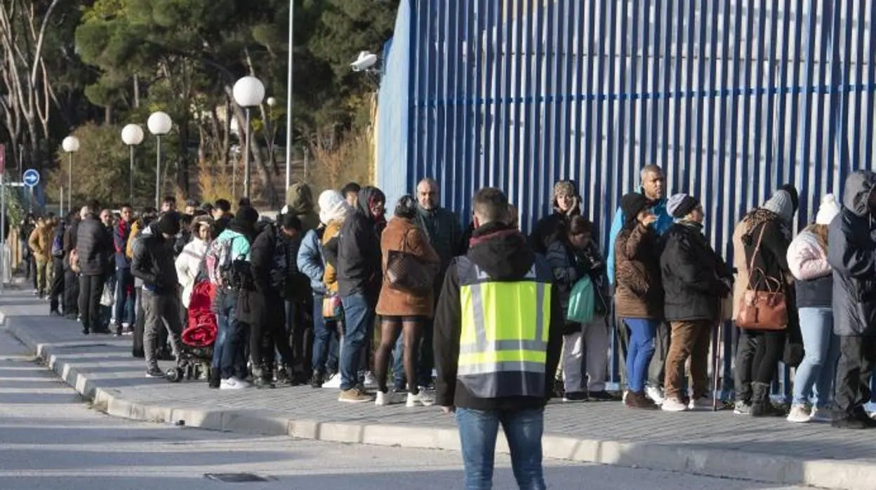 Decenas de personas hacen cola en la Brigada de Extranjería de Madrid, en una imagen de archivo
