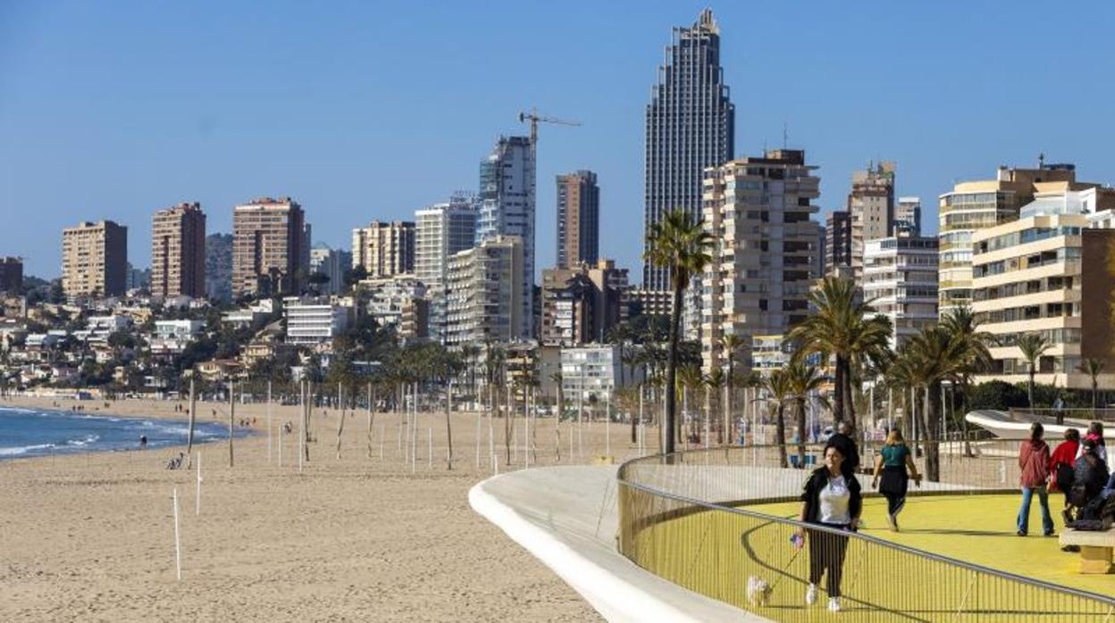 Turistas paseando por la playa de Poniente de Benidorm, uno de los destinos del mercado ruso