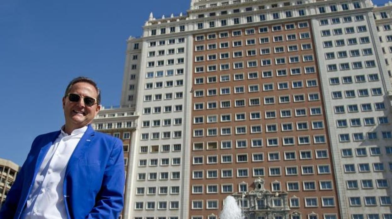 Trinitario Casanova, frentre al Edificio España, en 2016