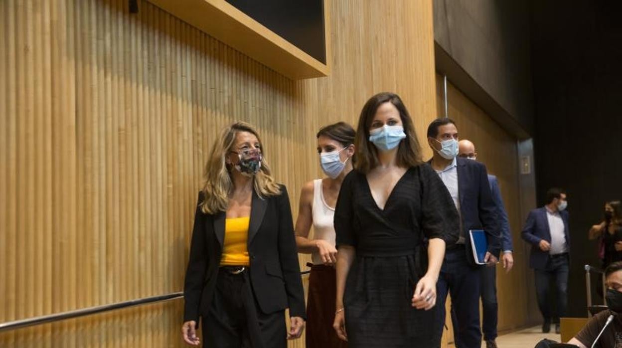 La vicepresidenta segunda, Yolanda Díaz, y las ministras Ione Belarra e Irene Montero, durante una reunión del grupo parlamentario