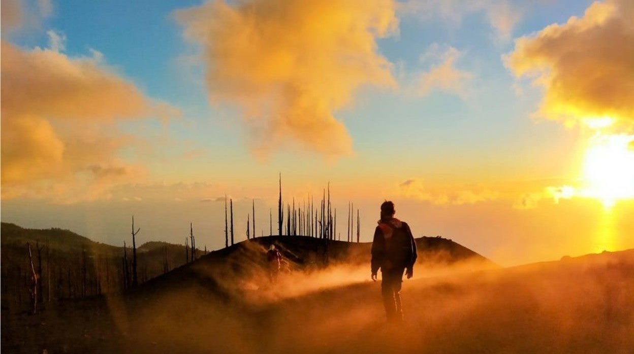 Científico del IGN en la cima del volcán de La Palma