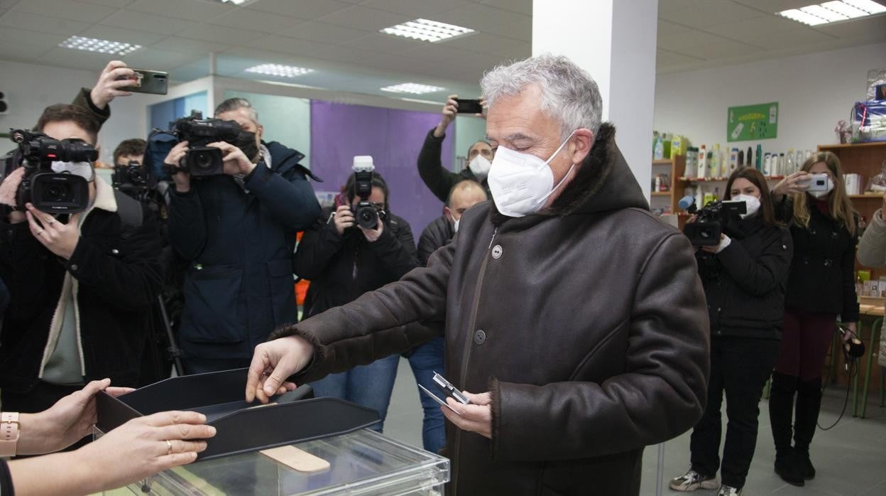 El líder de Soria Ya!, Ángel Ceña votando en las elecciones del pasado 13F