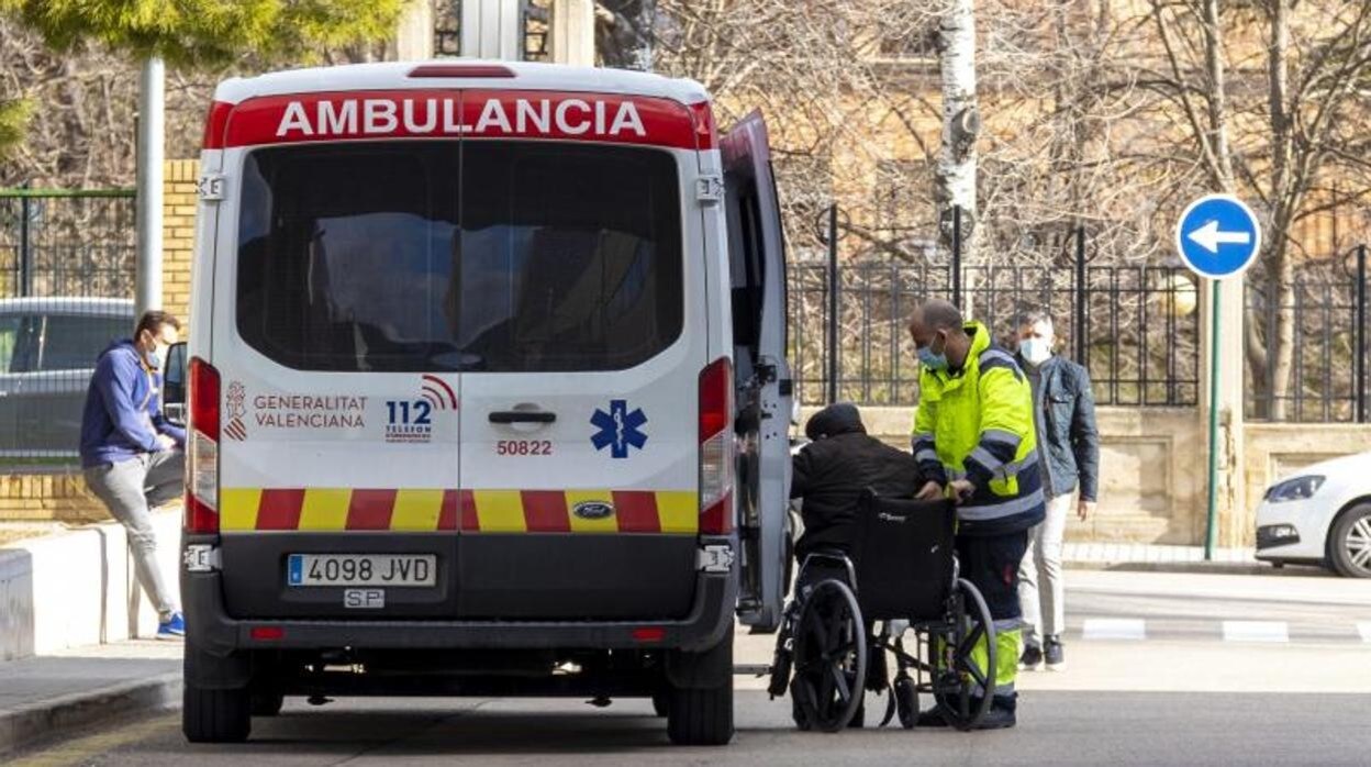 Personal sanitario traslada en ambulancia a un paciente a las Urgencias en un hospital de la Comunidad Valenciana