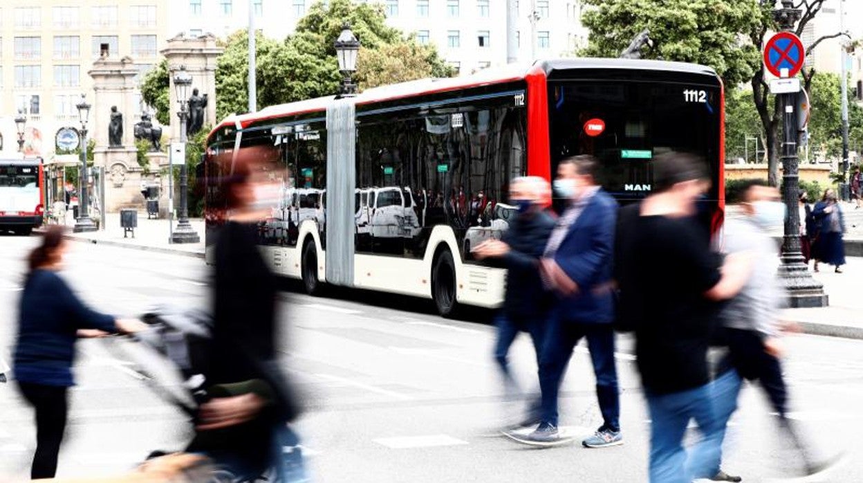 Un autobús circulando por Barcelona, en una imagen de archivo