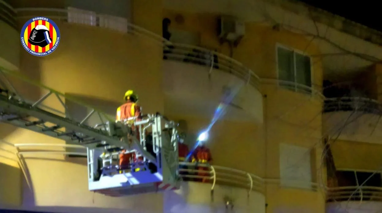 Los bomberos rescatan a una mujer de un balcón en un municipio valenciano