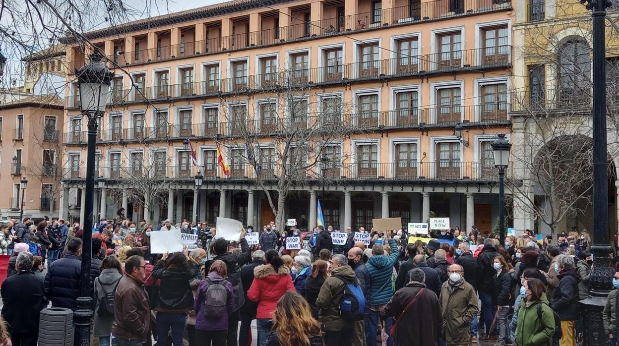 Cientos de personas se han manifestado este sábado en la céntrica plaza de Zocodover