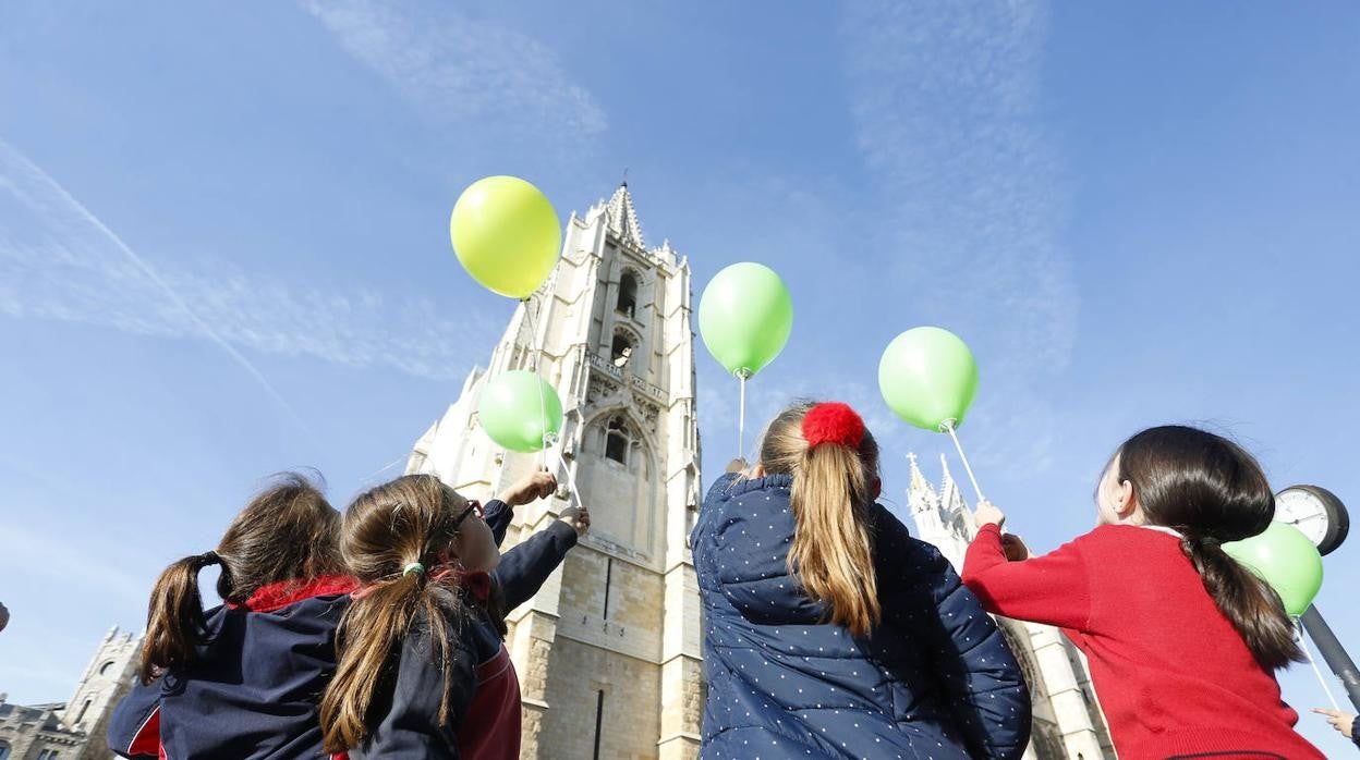 Abrazo solidario a la Catedral de León en el Día Mundial de las Enfermedades Raras