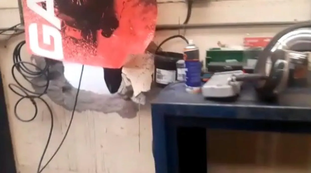 Imagen captada de un vídeo en el que se ve el butrón practicado en una tienda de motos de Ocaña